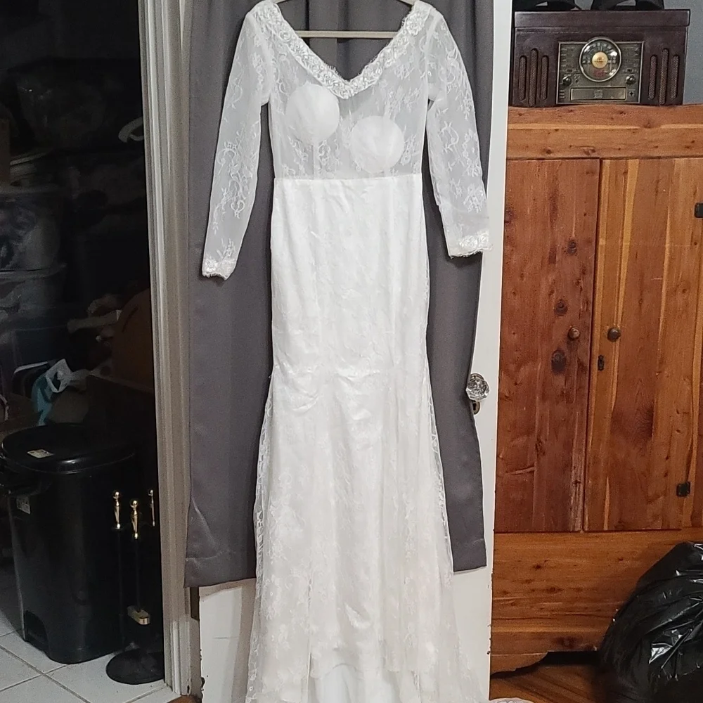 NWT Brides Wedding Dress White Sheer Lacy Floral Zips Train Lined Size 10‎ READ